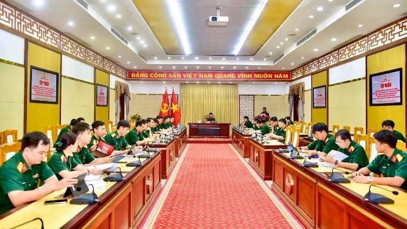 Tập huấn triển khai các bước cho "Đại hội không giấy". (Ảnh: Quân khu 7)