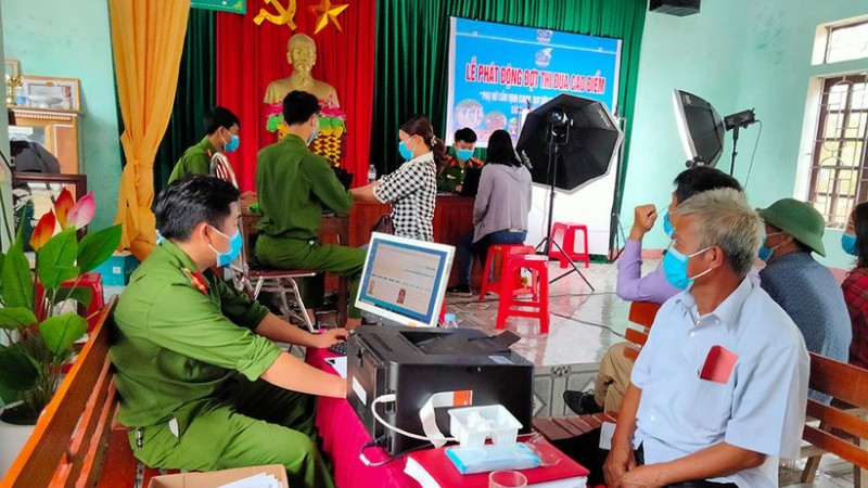 Cấp thẻ căn cước cho công dân. (Ảnh: ND)