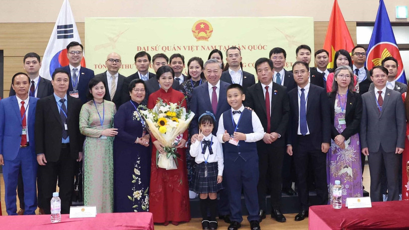Tổng Bí thư Tô Lâm và Phu nhân với cán bộ, nhân viên Đại sứ quán và cộng đồng người Việt Nam tại Hàn Quốc. (Ảnh: Thống Nhất/TTXVN)
