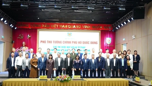 Các đại biểu dự phiên họp.