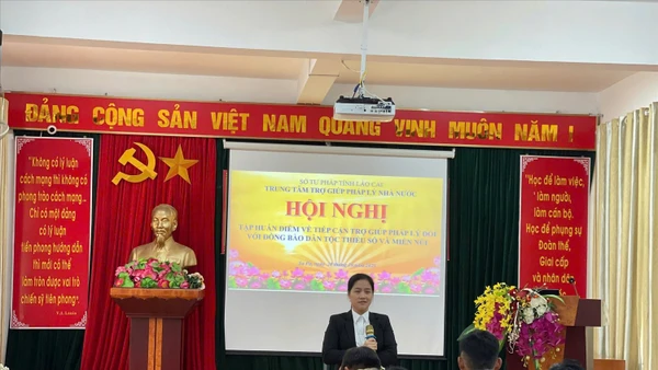 Cán bộ Trung tâm Trợ giúp pháp lý Nhà nước tỉnh Lào Cai tập huấn kỹ năng, tiêu chuẩn tiếp cận trợ giúp pháp lý cho đội ngũ làm công tác pháp luật ở vùng đồng bào dân tộc thiểu số và miền núi.