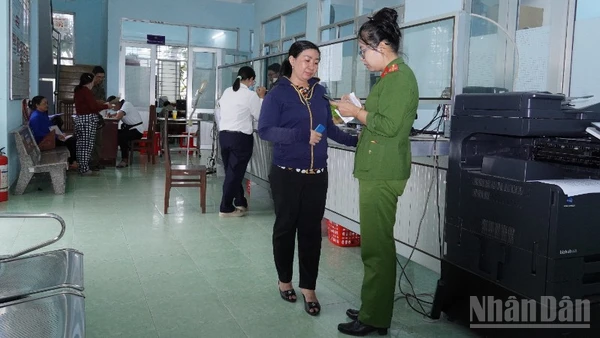 Công an phường Trung An (tỉnh Đồng Tháp) hướng dẫn người dân thực hiện thủ tục hành chính. (Ảnh: DUY PHƯƠNG)