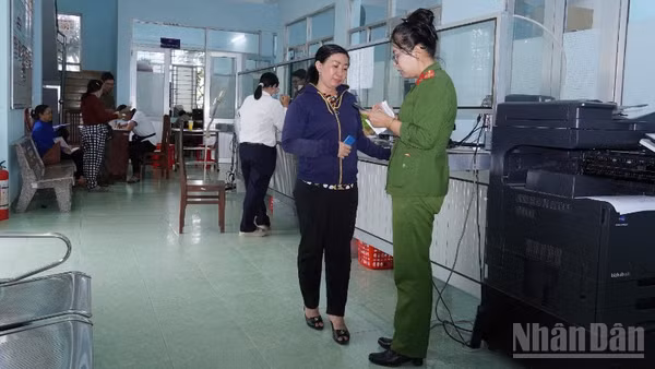 Công an phường Trung An (tỉnh Đồng Tháp) hướng dẫn người dân thực hiện thủ tục hành chính. (Ảnh: DUY PHƯƠNG)