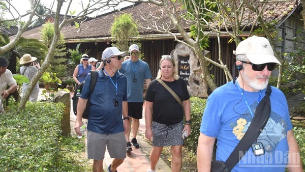 Du khách nước ngoài đến tham quan nhà cổ ông Kiệt vào ngày 2/12/2025.