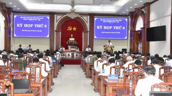 Các đại biểu tham gia kỳ họp.