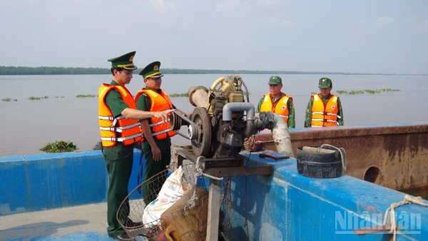 Kiểm tra hệ thống máy móc, dụng cụ dùng để bơm hút cát trên phương tiện. 