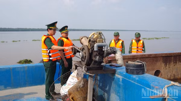 Kiểm tra hệ thống máy móc, dụng cụ dùng để bơm hút cát trên phương tiện. 