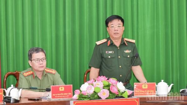 Thiếu tướng Lê Văn Đãng, Phó Cục trưởng Cục Tác chiến, Bộ Tổng Tham mưu, Quân đội nhân dân Việt Nam phát biểu tại buổi kiểm tra.