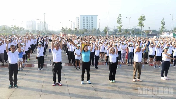 Hơn 1.000 người ở Đồng Tháp cùng tập thể dục, thể thao.