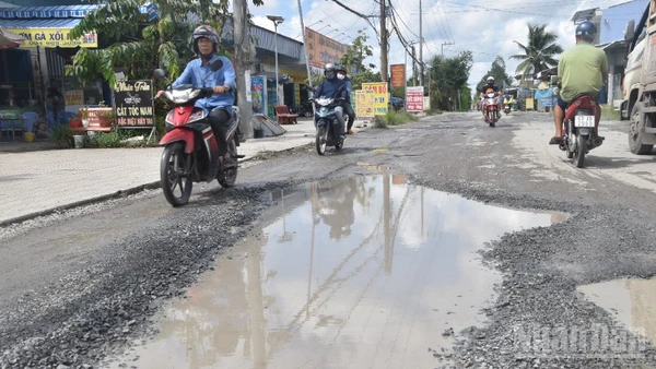 Nhiều tuyến đường ở tỉnh Đồng Tháp xuống cấp cần phải sửa chữa khẩn cấp nhằm phục vụ nhân dân đi lại.