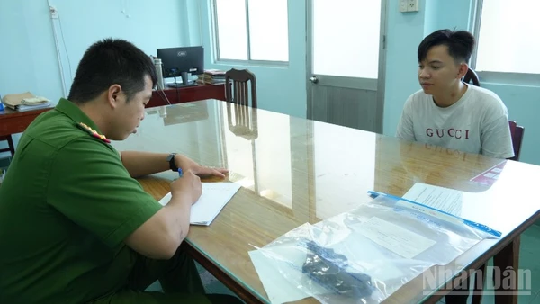 Đối tượng Nguyễn Tấn Phát tại cơ quan Công an.