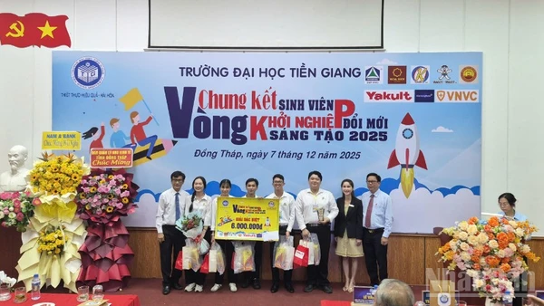 Ban tổ chức trao giải Đặc biệt cho Dự án “Chanh dây Plus-Đa dạng hóa sản phẩm từ chanh dây”. 