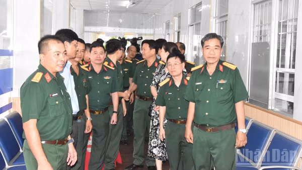 Các đại biểu tham quan khu khám bệnh dành cho quân nhân và cán bộ hưu trí cao cấp tại Bệnh viện Quân y 120.