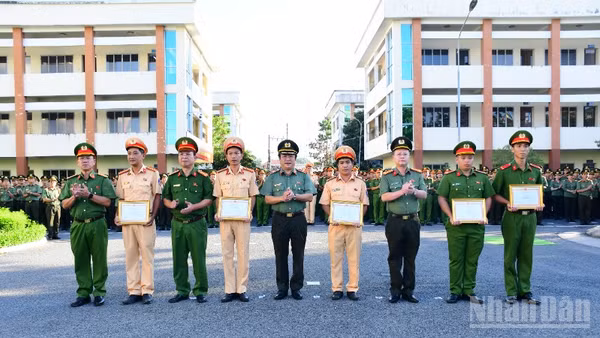 Đại diện Ban giám đốc Công an tỉnh Đồng Tháp trao thưởng cho tổ công tác. 
