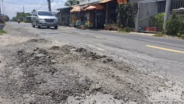 Nhựa mặt đường bong tróc, gây nguy hiểm cho người tham gia giao thông.