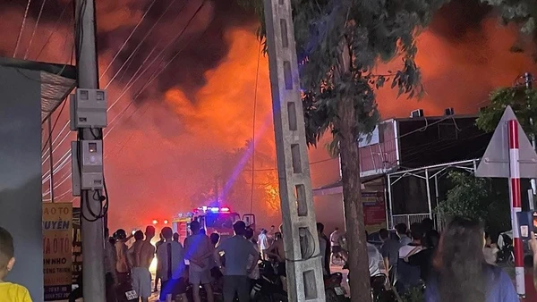 Vụ cháy xảy ra khoảng 23 giờ đêm 2/6 tại xã Hưng Đạo đã cháy lan sang 3 công ty khác.