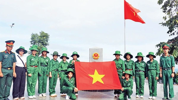 1. Các em tham quan cột mốc ba biên, học về tình yêu quê hương đất nước, về giá trị hòa bình và sự thiêng liêng của chủ quyền lãnh thổ.