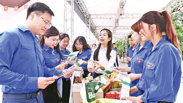 Các bạn trẻ hào hứng trải nghiệm đặc sản truyền thống của Hà Nội tại Ngày hội.