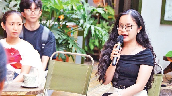 Mentor Đoàn Thị Quỳnh Hương chia sẻ về kỹ năng thuyết trình với mentee.