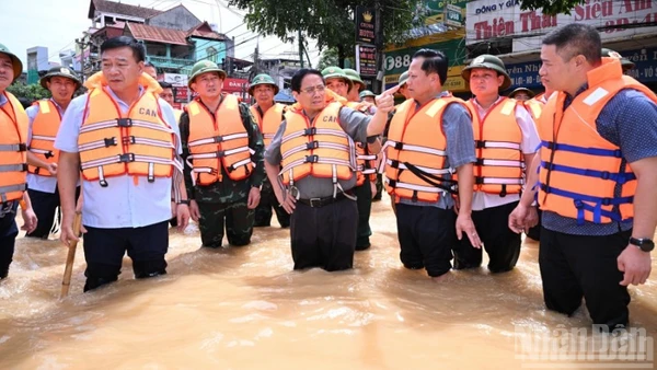 Thủ tướng Chính phủ Phạm Minh Chính thị sát, thăm hỏi, động viên bà con, chỉ đạo công tác khắc phục hậu quả mưa lũ sau bão. (Ảnh: TRẦN HẢI)