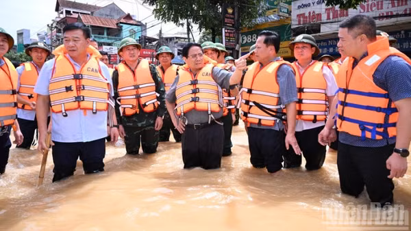 Thủ tướng Chính phủ Phạm Minh Chính thị sát, thăm hỏi, động viên bà con, chỉ đạo công tác khắc phục hậu quả mưa lũ sau bão. (Ảnh: TRẦN HẢI)