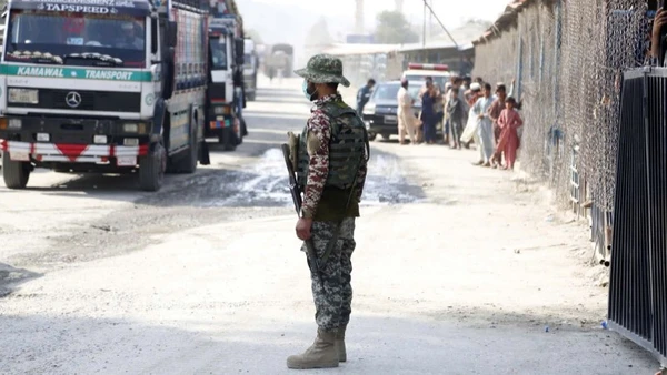 Binh sĩ Pakistan gác tại cửa khẩu Torkham ở biên giới với Afghanistan. (Ảnh: THX/TTXVN)