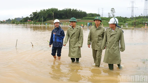 Chủ tịch Ủy ban nhân dân tỉnh Quảng Ngãi Nguyễn Hoàng Giang kiểm tra vùng ngập lũ xã Bình Minh.