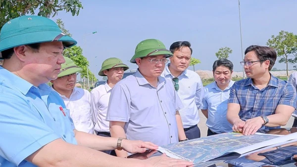 Chủ tịch Ủy ban nhân dân tỉnh Trần Duy Đông kiểm tra thực tế tại Khu công nghiệp Lập Thạch 1.