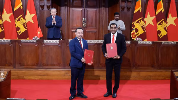 Tổng Bí thư, Chủ tịch nước Tô Lâm và Tổng thống Anura Kumara Dissanayake chứng kiến Lễ trao các văn kiện hợp tác giữa 2 nước. (Ảnh: TTXVN)