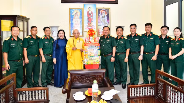 Thủ trưởng Bộ Tư lệnh Thành phố Hồ Chí Minh cùng đoàn công tác chúc mừng Đại lễ Phật đản. (Ảnh: HỮU TÂN)