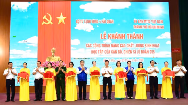 Các đại biểu tại lễ khánh thành các công trình. (Ảnh: MINH PHƯƠNG)