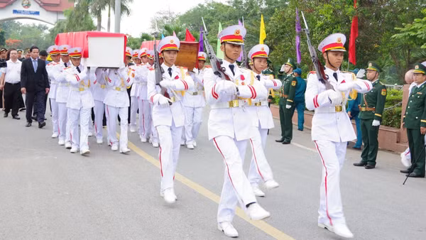 Lễ bàn giao, đón nhận hài cốt liệt sĩ quân tình nguyện, chuyên gia Việt Nam hy sinh tại Lào được tổ chức trọng thể.