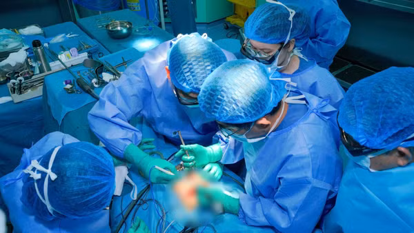 Ê-kíp phẫu thuật thực hiện bước lấy thận từ người hiến. 