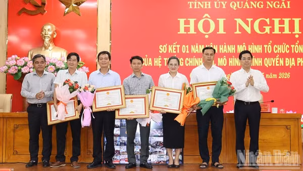 Trao tặng Bằng khen cho các tập thể và cá nhân đã có thành tích xuất sắc trong 1 năm thực hiện sắp xếp đơn vị hành chính và hoạt động của chính quyền địa phương 2 cấp.