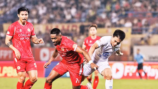 Đội Công an Hà Nội (áo đỏ) thắng đội Thép xanh Nam Định với tỷ số 3-2. (Ảnh TRẦN HẢI)