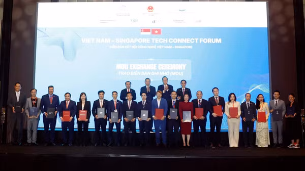 Tổng Bí thư, Chủ tịch nước Tô Lâm chứng kiến lễ trao các biên bản ghi nhớ hợp tác giữa hai nước. (Ảnh: TTXVN)