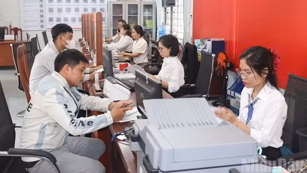 Cán bộ Trung tâm Phục vụ hành chính công xã Sa Thầy, tỉnh Quảng Ngãi tận tình giải quyết thủ tục hành chính cho người dân.
