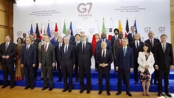 Các đại biểu chụp ảnh chung tại hội nghị Bộ trưởng Tài chính G7 ở Paris, Pháp, ngày 19/5/2026. (Ảnh: Kyodo/TTXVN)