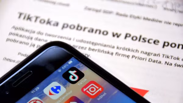 Biểu tượng ứng dụng TikTok trên màn hình điện thoại. (Ảnh: THX/TTXVN)