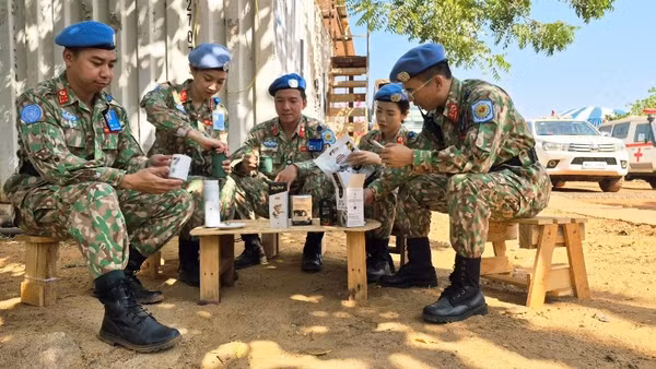 Các cán bộ, chiến sĩ Việt Nam tại Phái bộ Gìn giữ hòa bình Liên hợp Qquốc ở Nam Sudan trải nghiệm cà-phê Trung Nguyên Legend, lan tỏa văn hóa, tinh thần cà-phê Việt Nam đến cộng đồng quốc tế.