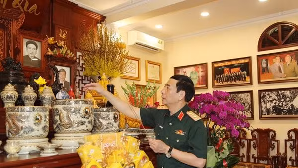 Đại tướng Phan Văn Giang và đoàn công tác dâng hoa, dâng hương tưởng nhớ, tri ân nguyên Tổng Bí thư Lê Khả Phiêu, nguyên Chủ nhiệm Tổng cục Chính trị. (Ảnh: QĐND)