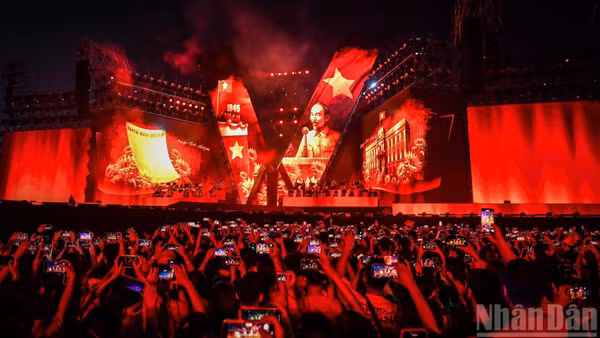 Chương trình Concert “Tổ quốc trong tim” do Báo Nhân Dân phối hợp Ủy ban nhân dân thành phố Hà Nội tổ chức không chỉ mang đến những màn trình diễn hoành tráng, mà còn khơi dậy niềm tự hào, tình yêu đất nước. 