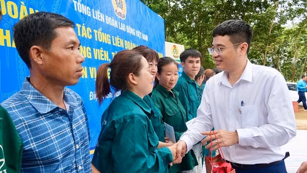Đồng chí Nguyễn Ngọc Cẩm (áo trắng) Tổng Giám đốc Công ty Cổ phần Cao-su Điện Biên trao quà động viên công nhân, người lao động làm việc trực tiếp tại các vườn cây.