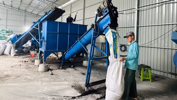 Sản xuất phân bón hữu cơ từ rơm tại Hợp tác xã Dịch vụ nông nghiệp Hòa Long (xã Hòa Long, tỉnh Đồng Tháp).