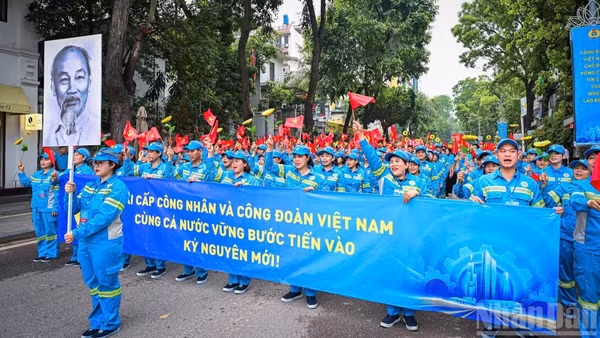 Hơn 1.000 đoàn viên công đoàn, công nhân lao động tiêu biểu của cả nước có mặt tại địa điểm tập kết - cổng Công viên Thống Nhất, đường Trần Nhân Tông, phường Cửa Nam (Hà Nội) chuẩn bị cho Lễ diễu hành chào mừng kỷ niệm 140 năm Ngày Quốc tế Lao động (1/5/1886-1/5/2026) do Tổng Liên đoàn Lao động Việt Nam tổ chức.