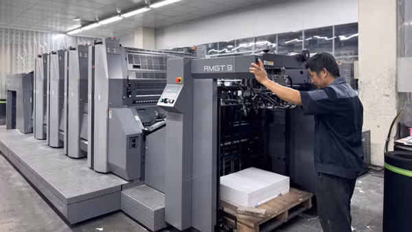 Vận hành máy in 4 màu.