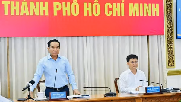Đồng chí Nguyễn Văn Được, Ủy viên Trung ương Đảng, Phó Bí thư Thành ủy, Chủ tịch Ủy ban nhân dân Thành phố Hồ Chí Minh phát biểu ý kiến tại hội thảo.