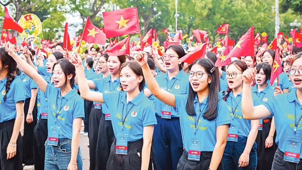 Công nhân lao động diễu hành kỷ niệm 140 năm Ngày Quốc tế Lao động. (Ảnh BẢO LONG)