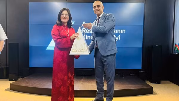 Ông Rashad Azizov-Tổng Giám đốc Cơ quan Điện ảnh Azerbaijan tặng quà đoàn Viện Phim Việt Nam. 