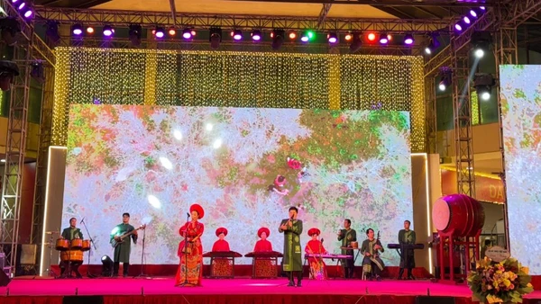 Tại Hội Xuân Bính Ngọ năm 2026, bên cạnh các hoạt động trải nghiệm là chuỗi chương trình nghệ thuật và giao lưu quốc tế sôi nổi như: “Vinh quang mùa Xuân có Đảng”, giao lưu văn hóa Việt Nam-Hàn Quốc, Việt Nam-Ấn Độ, “Mã đáo Xuân”...